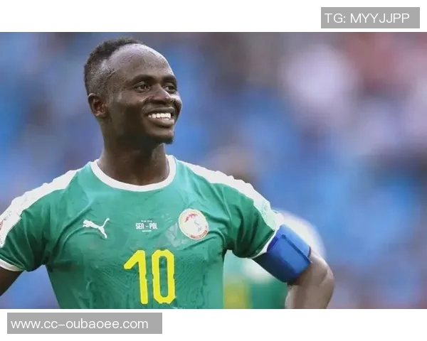 塞内加尔队长马内庆祝夺冠与队友合影感恩支持者的温暖瞬间